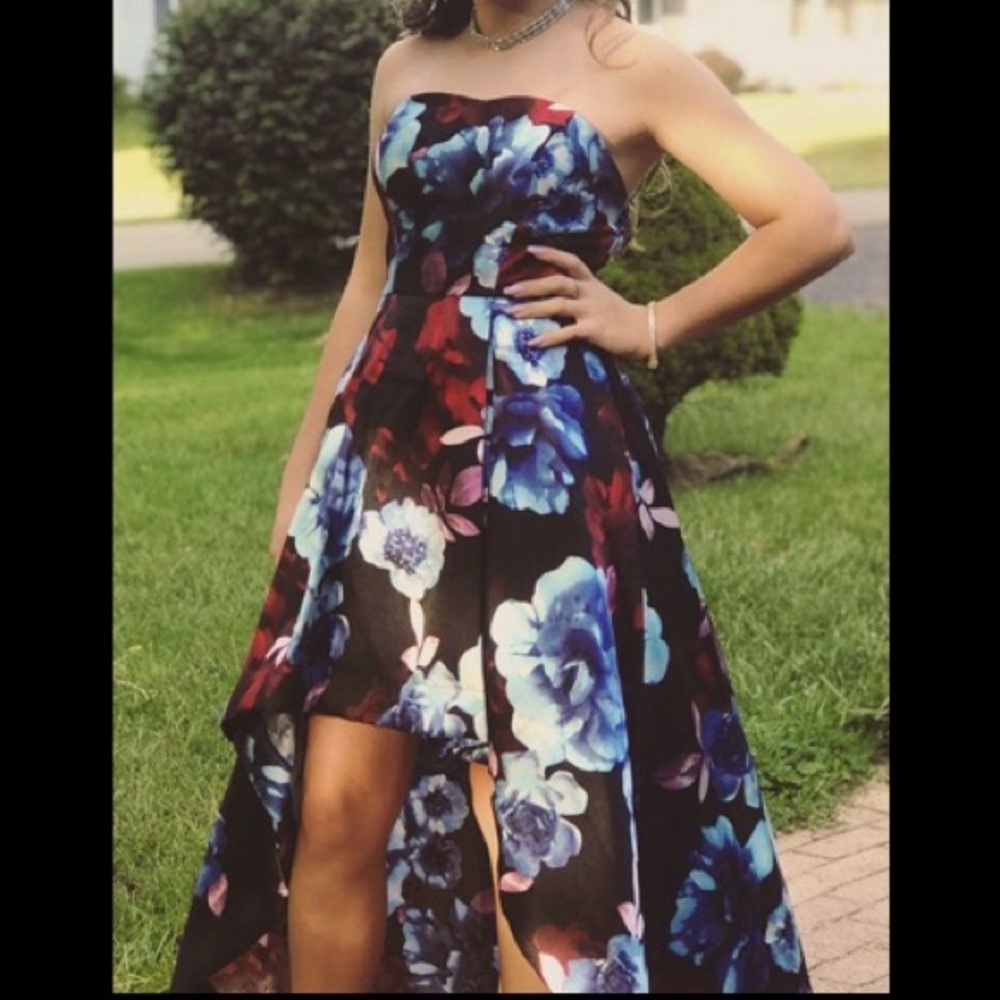 Cute strapless dress!